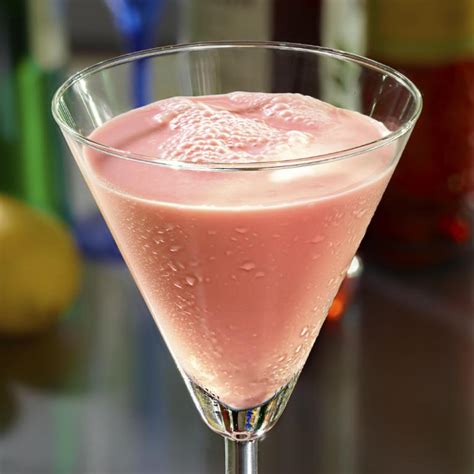 sweet-vanilla-cream-berry-tini-cocktail-recipe-with image