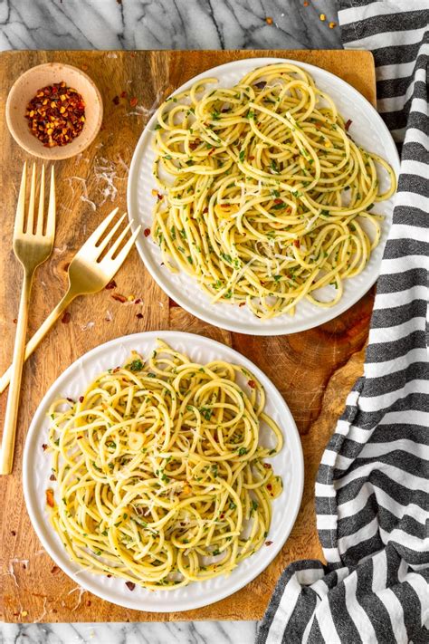 simple-pasta-with-olive-oil-and-garlic-pasta-aglio-e-olio image