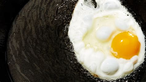 how-to-fry-an-egg-perfectly-every-time-bon-apptit image