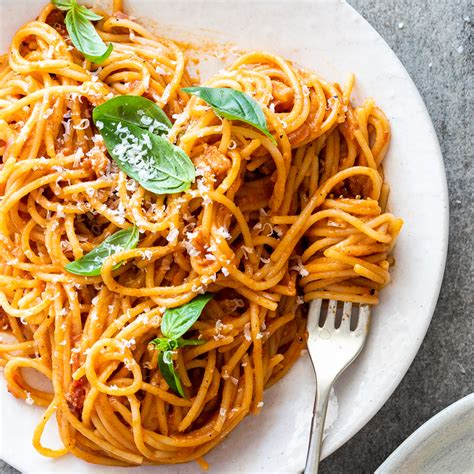 easy-spicy-tomato-bacon-pasta-simply-delicious image