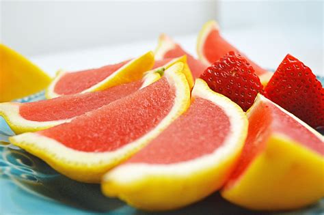 strawberry-lemonade-jello-shots-homemaking-rebel image