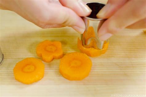 how-to-cut-carrots-into-flower-shape-hanagiri-just image