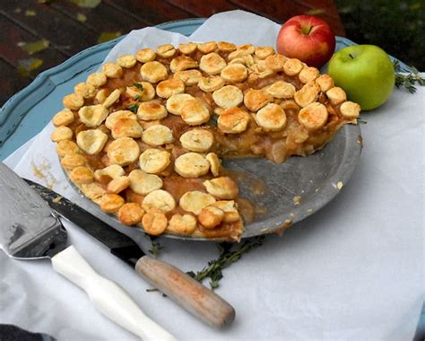 spiced-pear-apple-pie-nelliebellie image