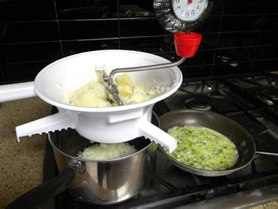 perfect-mashed-potatoes-with-a-food-mill-les-petites image