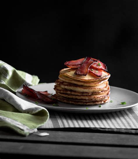 maple-glazed-bacon-with-fluffy-pancakes-blogtastic image