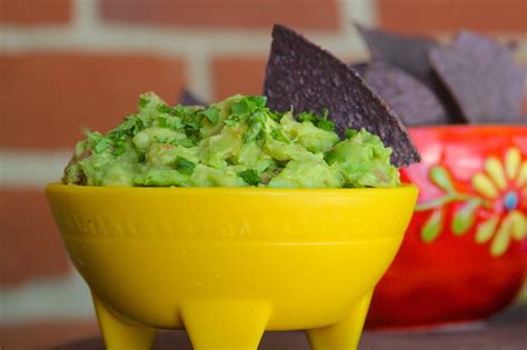 this-grilled-guacamole-recipe-takes-mexican-food-over image
