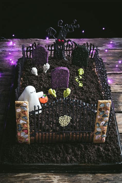 ghost-in-the-graveyard-halloween-cake-the-road image