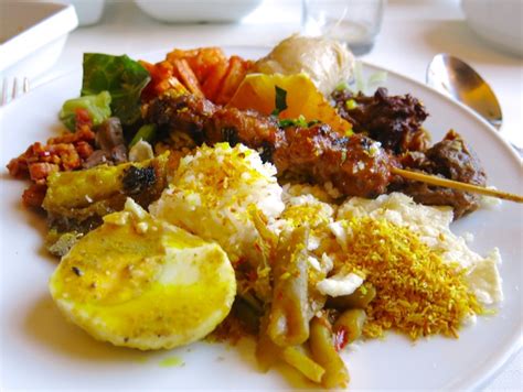 dutch-food-indonesian-rijsttafel-at-garoeda-in-the-hague image