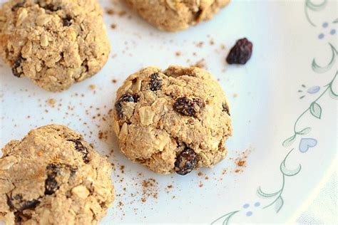 low-sugar-oatmeal-raisin-cookies-oatmeal-with-a-fork image