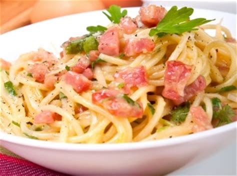 spaghetti-carbonara-with-bacon-italian-pasta image
