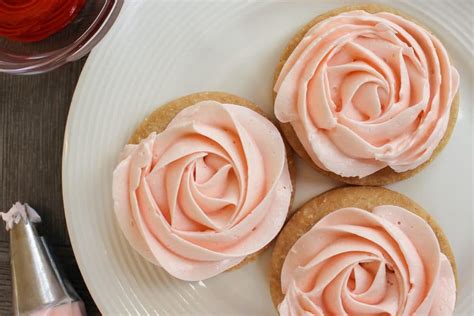 how-to-make-buttercream-piped-rosettes-windy-city image