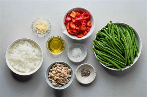 sauteed-green-beans-with-red-peppers-and-peanuts image