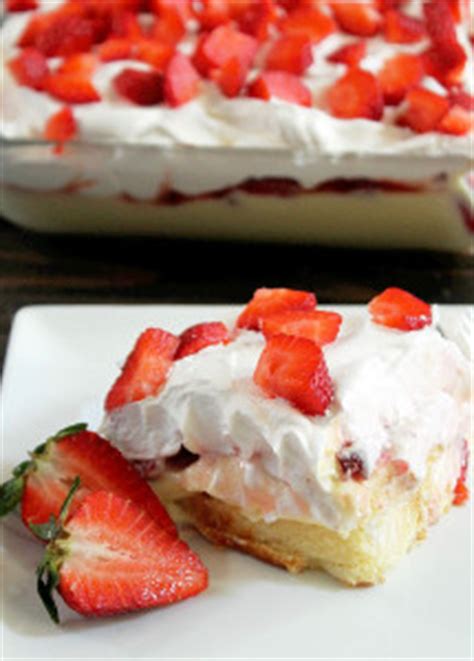 strawberry-banana-twinkies-cake-recipelioncom image