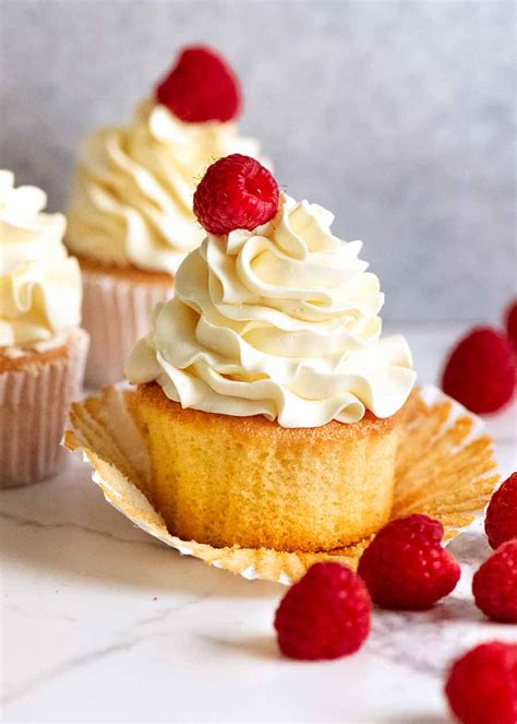 vanilla-cupcakes-that-actually-stay-moist-recipetin image