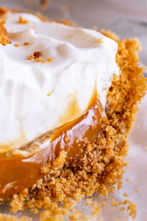 dulce-de-leche-cream-pie-with-crumble-topping-the image