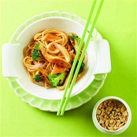 red-curry-peanut-noodles-recipe-chatelainecom image