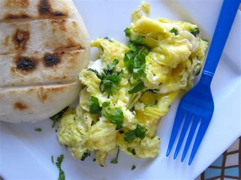 huevos-revueltos-con-cilantro-scrambled-eggs-with image
