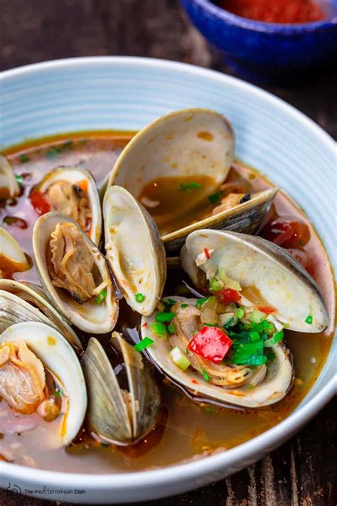 mediterranean-style-steamed-clams-how image