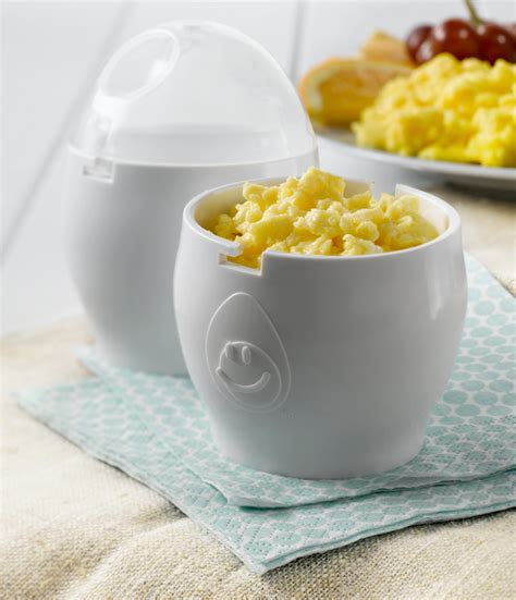 microwave-scrambled-egg-recipe-get-cracking image