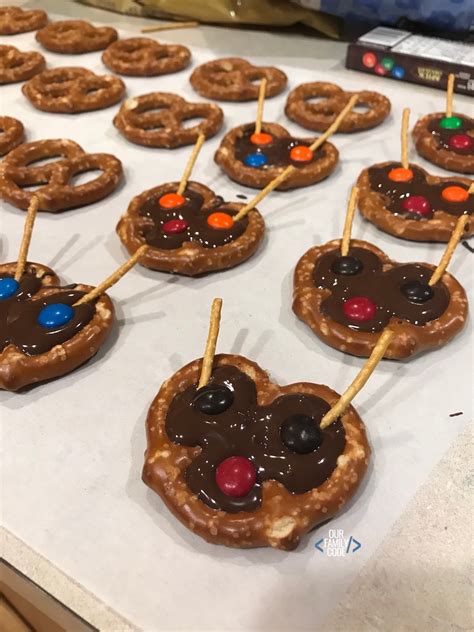 chocolate-reindeer-pretzels-that-your-kids-can-make image
