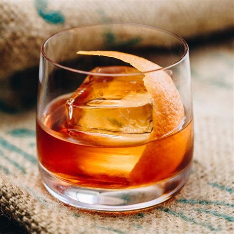 bourbon-old-fashioned-cocktail-recipe-liquorcom image
