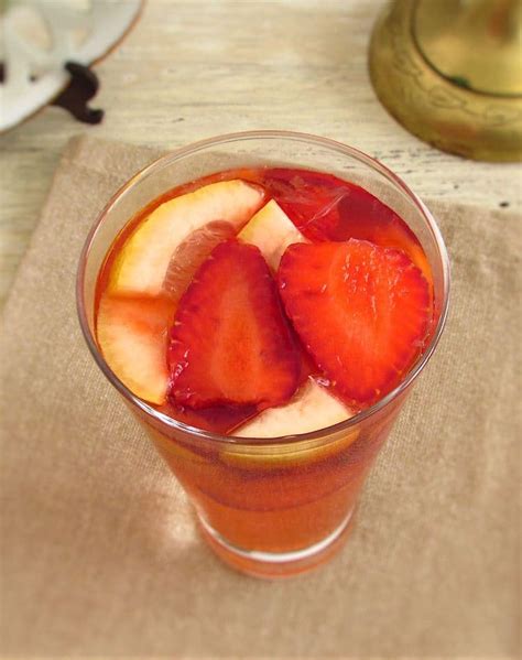 lemonade-with-strawberries-food-from-portugal image