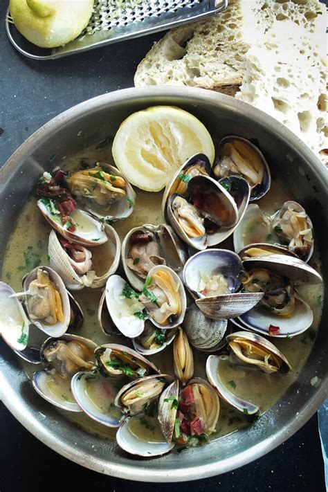 littleneck-clams-with-oil-and-garlic image