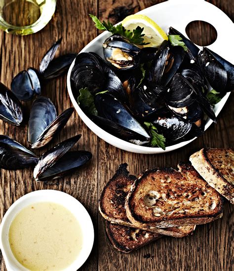 spicy-mussels-in-garlic-ginger-white-wine-the image