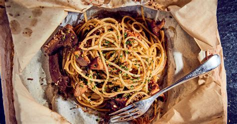 spaghetti-con-funghi-al-cartoccio-baked-spaghetti image