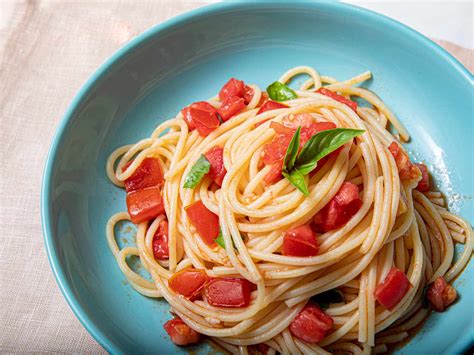 spaghetti-al-pomodoro-crudo-spaghetti-with-no image