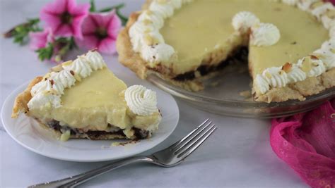 banana-cream-pie-with-a-chocolate-layer-grow-with image