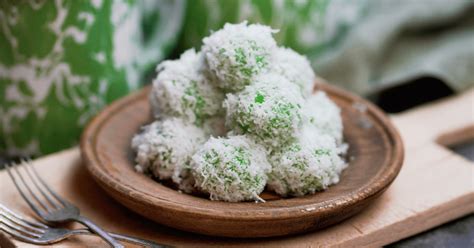 20-easy-indonesian-desserts-insanely-good image