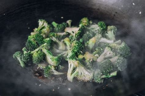 broccoli-with-garlic-sauce-the-woks-of-life image