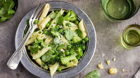 broccoli-pasta-recipe-quick-easy-and-cheesy-pasta image