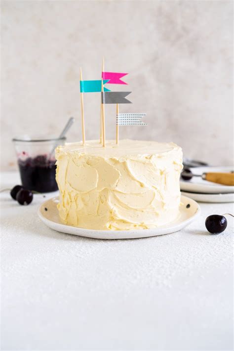 vanilla-buttermilk-cake-with-swiss-meringue-buttercream image