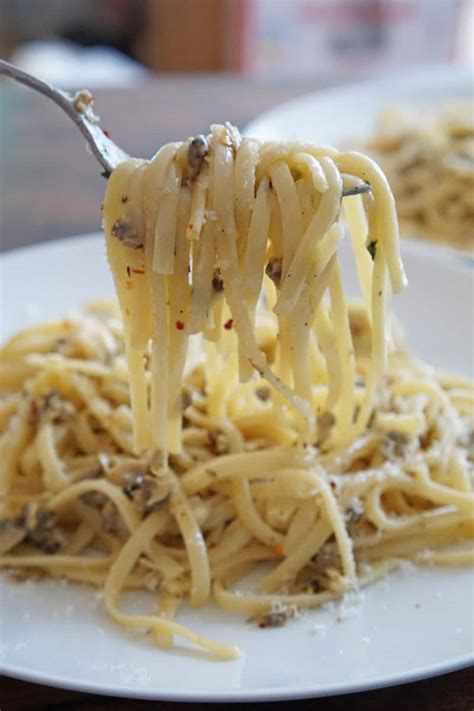 linguine-with-white-clam-sauce-a-food-lovers-kitchen image