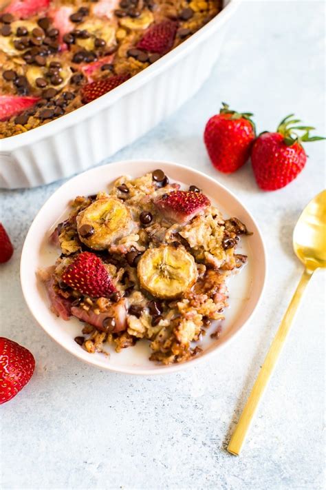 easy-strawberry-banana-baked-oatmeal-eating-bird image