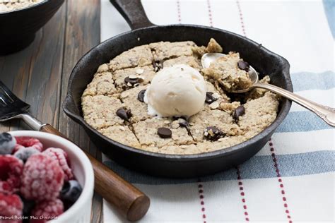 healthy-oatmeal-chocolate-chip-skillet-brownie image