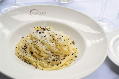 spaghetti-cacio-e-pepe-recipe-a-traditional-italian-dish image