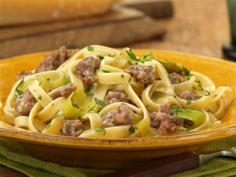 fettuccine-pasta-with-italian-sausage-and-leeks image