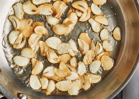 how-to-use-hot-water-to-easily-peel-garlic image