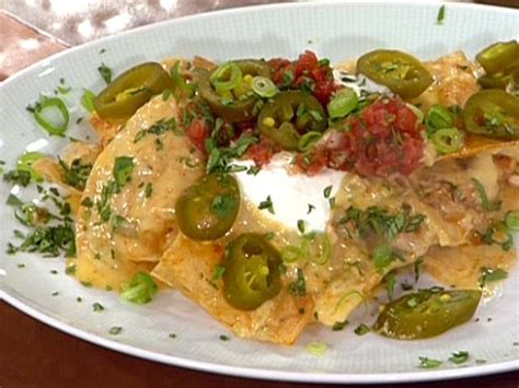 shredded-chicken-nachos-with-pico-de-gallo image