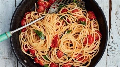 spaghetti-alla-chitarra-with-fresh-tomatoes-garlic-chilli image