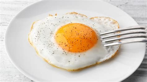 you-might-want-to-start-eating-eggs-at-night-heres-why image