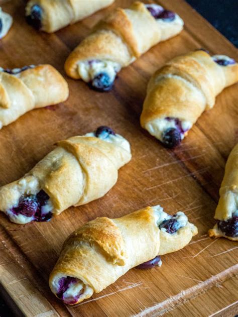 5-ingredient-blueberry-cheesecake-rolls-12-tomatoes image