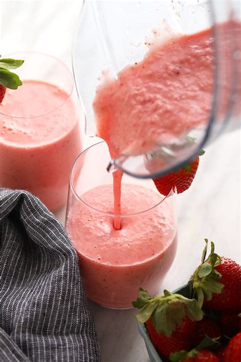 best-strawberry-smoothie-4-ingredients-fit-foodie image