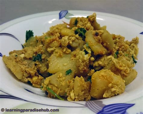 aloo-anday-potatoes-and-scrambled-eggs-food image