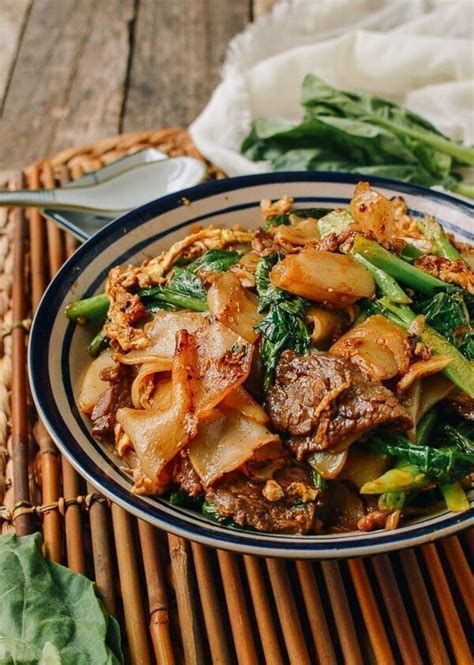 pad-see-ew-thai-rice-noodles-the-woks-of-life image
