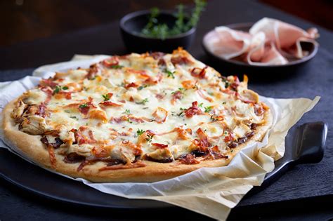chicken-balsamic-onion-pizza image