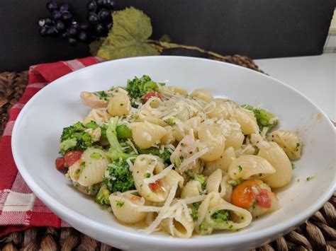 chicken-broccoli-and-cherry-tomato-pasta image